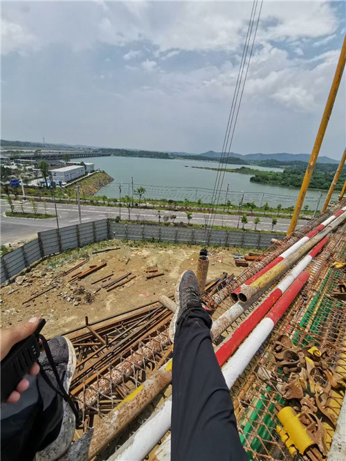 平坝区作业中发生设备损坏或人员意外，责任怎么划分？